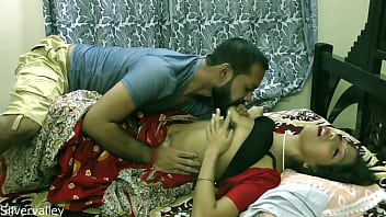 BAパスの世話人とセックスをしているインドの角質の不満の妻::明確なヒンディー語の音声付き