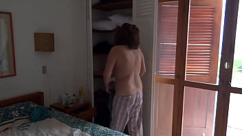 最初のビデオ-私のラティーナの妻58歳の毛むくじゃらの母親は、ビーチを楽しんで、自分自身を点滅させ、自慰行為をし、うめき声を上げ、オーガズムに達し、性交したい、彼女の毛むくじゃらオマンコに大きなザーメンを浴びせます