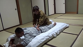 温泉旅館に布団を敷きに来てセックスしたウェイトレスを誘惑！全部が部屋のカメラにこっそりと捕らえられた！