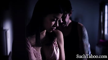 気が進まない義理の娘は、不眠症患者が一度だけ性交することを許可するので、彼は休むことができます - Savannah Sixx