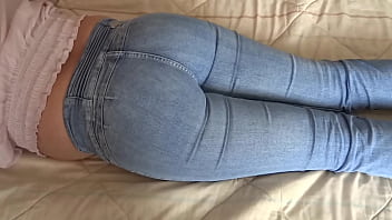 私のラティーナの妻、58歳の毛むくじゃらの母親がジーンズで彼女の大きなお尻を見せ、彼女がその瞬間に着ているパンティーを見せているビデオの編集