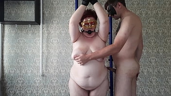 ロシアのPAWGは鞭打ちされ、最後に厚い顔射で生で犯されました