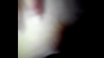 ガールフレンドは黒いディックに犯されます。アダルトショップのレジ係は、ディックを吸ったり、巨大なナッツを飲み込んだりするのが大好きです。