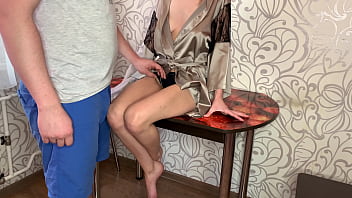 我把我的朋友的妈妈在厨房的桌子上的湿猫的优势
