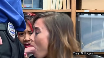 役員は彼の机の上で素晴らしいアジアの熟女の猫を楽しんでいます