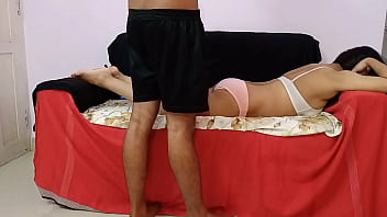पार्लर में वाइफ को मसाज करने वाले लड़के चोदा XXX Wife Fuck साफ हिंदी आवाज में