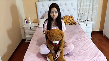 私の義理の姪は美しいピンクの服を着てとても無邪気です - お母さんいいえ、義理の叔父と私を二人きりにしないでください