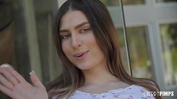 カムリンジェイドはハードコア後背位ファックを指でストリップする前に彼女の巨乳で遊ぶ