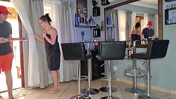 幸運な配達人は、痴女ピザの支払いとして彼のコックを吸って、けいれんさせます|兼飲み込む