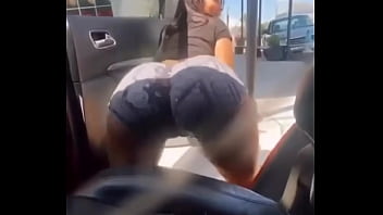 路上で泡尻を揺さぶる白人エピソード1