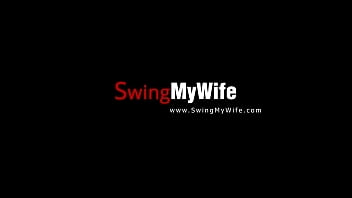 ブルネットの熟女は、深いセックスを感じるためだけに一日中スイングします