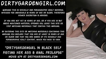 彼女のお尻と肛門脱出をフィストファックする黒い自己のDirtygardengirl