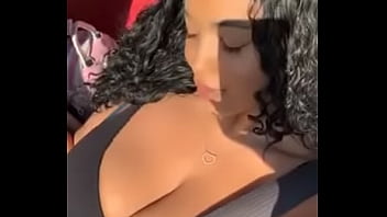 車の中でおっぱいを露出しているの痴女