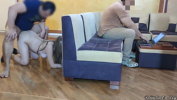 夫がノートパソコンをいじっている間に弟の嫁を犯す美人義理の妹NTR