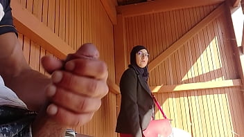 若い男の子は、バスを待っていたこのイスラム教徒の女の子に彼の大きな雄鶏、OMGで衝撃を与えます!!!誰かが彼らを驚かせました。彼は問題を抱えて逃げるかもしれません...