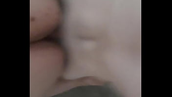 妻が仕事をしている間にぽっちゃり隣人を撫でる