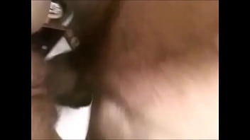 操 脸、张 开 屁 股、阴 道、脏 话 ......穿 着 缎 面 内 衣、高 跟 鞋 和 丝 袜