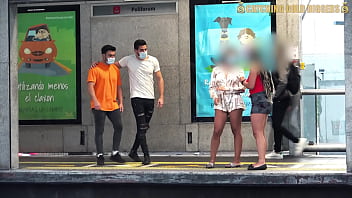 バス停で2人のセクシーな女の子に会うことは信じられないほどのフォーサムで終わります家に帰る
