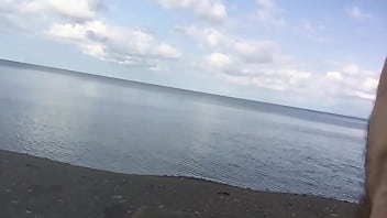 非常に危険な10分でパブリックビーチに沿って完全に裸で歩き、服を置き忘れてほとんど捕まります！ （プレビュー）。