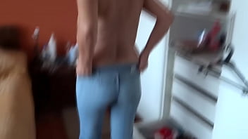 58歳のラティーナの母親は、初めて服を着て、オンになり、メイドの の義理の息子の前で自慰行為をします。彼の巨大なコックは彼女を興奮させて狂わせ、彼女は彼に彼女とセックスしてもらいたいと思っています。