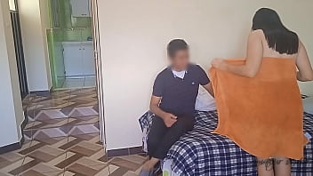 私のゲイの親友は私が着る下着を選ぶのを手伝ってくれて、そして私の猫が絶頂でいっぱいになるまでセックスすることになります、私たちは私の夫が到着する前にそれをします