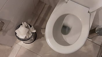 私のガールフレンドは私を公衆トイレでクンニリングスにしました-レズビアンイリュージョンガールズ