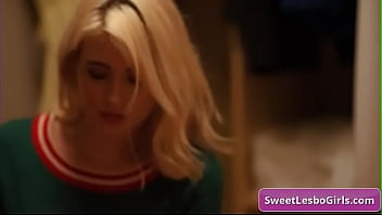 セクシーで角質のレズビアンの十代の若者たちエレクシスモンロー、ブランディはクリスマスイブにつま先をなめるのが大好き