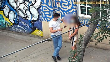 性感拉丁被邀请回家展示超级多毛的阴道