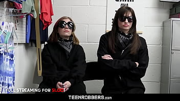 Удачливый извращенец трахает двух воров одновременно - Teenrobbers.com - Дакота Бернс - Миа Тейлор