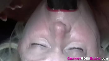 成熟したおばあちゃんの喉の黒いディック