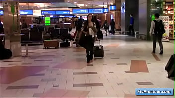 いたずらなセクシーなのブルネットのアマチュア夏は空港と車で彼女の自然な巨乳をフラッシュします