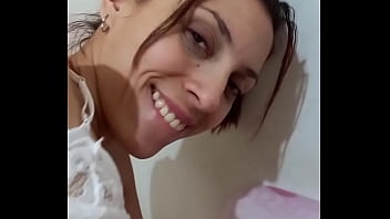私の義理の妹は私のディックを吸って、私が彼女の大きなお尻に中出しするまで私に彼女の後背位をファックさせます