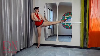 레지나 누아르. 여자는 팬티 없이 발레를 하고 있다. 알몸 발레리나 발레리나랑 섹스할래? 발레리나는 발레 룸에서 그녀의 음부를 보여줍니다. 다리를 높이 들어 올립니다. 발레리나 새끼. 거울로 스트립쇼. 하이힐.