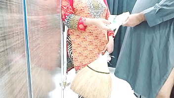 インドのメイドはお金が必要で、クリアなオーディオで上司に犯されるホットセックストーク