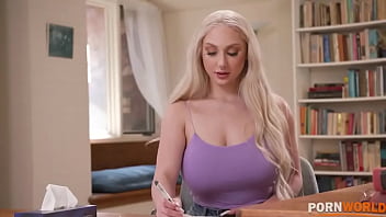 Skylar Vox - грудастая блондинка-шлюшка Skylar Vox помечена как 2 сбежавших заключенных