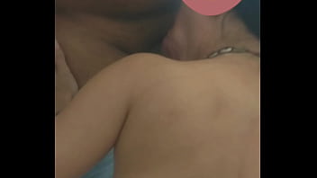 私の友人を吸っている妻は私が彼女の猫に入る