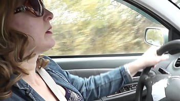 車の中で潮吹き。セクシーなお母さん熟女は道路脇で車を止め、オマンコを自慰行為し、強い濡れたオーガズムを得る。潮吹き