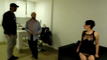 私の同僚は私の妻のお尻をクソするのに飽きることはありません.....彼はそれを拡大してミルクでいっぱいのままにします