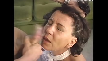 短い黒髪の経験豊富な熟女は彼女の白いランジェリーを脱いで、オフィスで若いスタッドの大きなハードコックに乗る