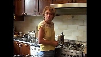 Уродливая бабушка трахается в задницу