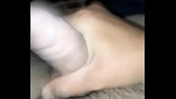 私が私のペニスを撫でてあなたに中出しするのを見てください