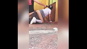 校長がマイクに向かって話している間、学校の休憩時間にSEXをしている技術！