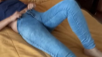 私の妻、ラテン人は彼女の の巨大なコックを楽しんでいます、彼女は自慰行為をします、ジーンズを履いたお尻に大きなザーメン