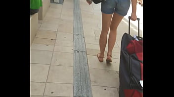 ショートパンツで彼女の小さなお尻に従ってください