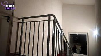 隣人は鍵穴を通して気になるティーンエイジャーを撮影しました