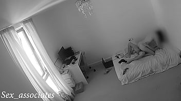 隠しカメラが私の親友と浮気している妻を捕まえた