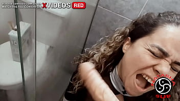 私は友達に電話をかけ、彼女は私が引っ張るまで私の喉にピクピクせずに彼女のディックを入れました