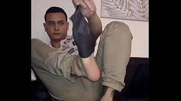 Ты ... лижешь ему ноги