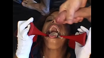赤いハイヒールの靴を履いた見事な浅黒い肌のブルネットは、精子で満たされたすべての穴で2人の男と性交します