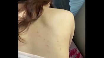 隣人が見るために窓を開ける